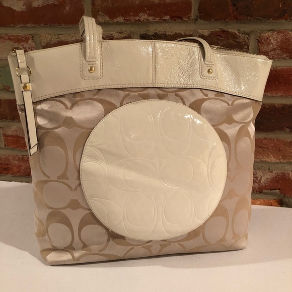Coach Handbags - 👜Classic Coach bag w/white patent leather👜